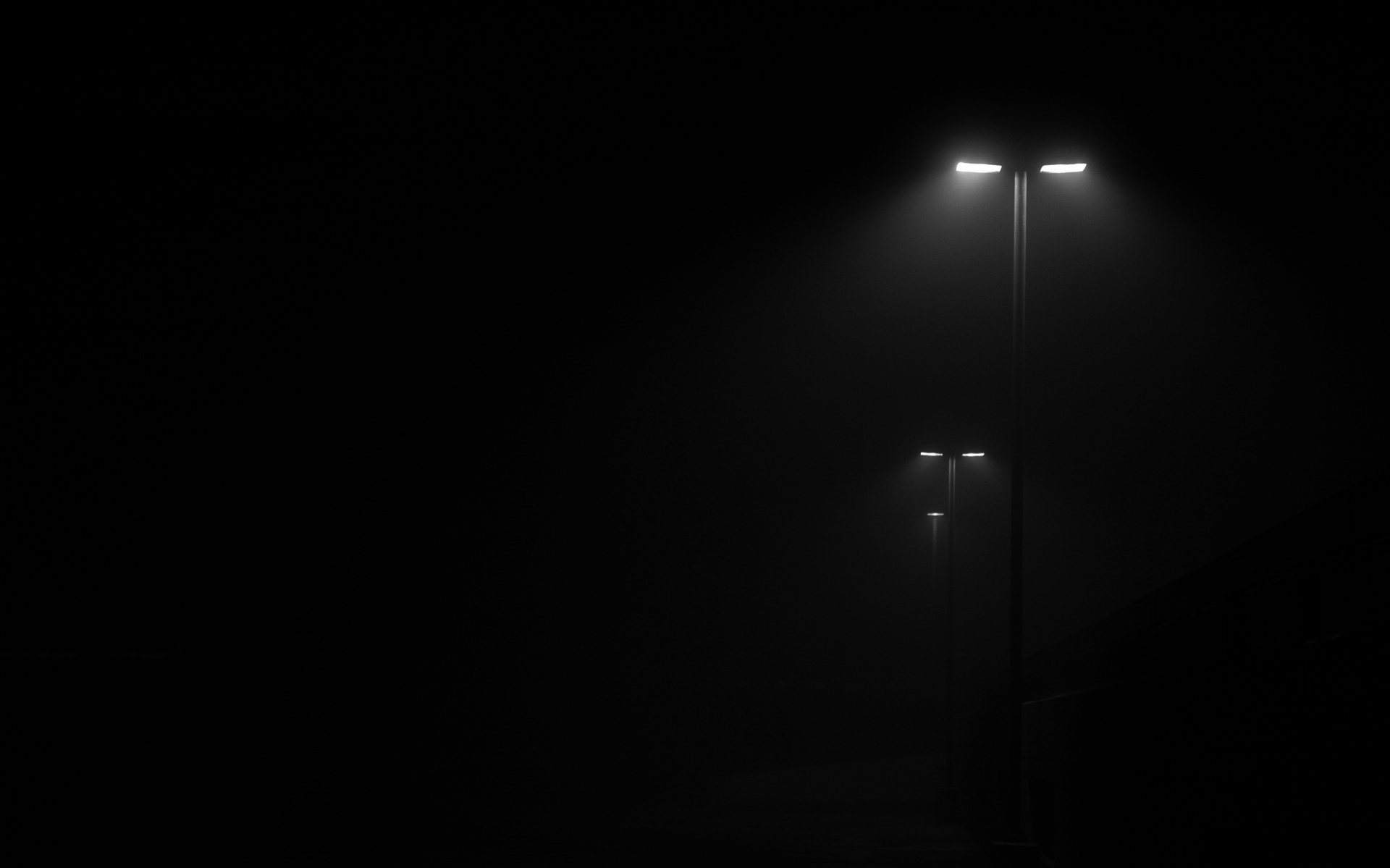 a_street_lights_at_night.jpg